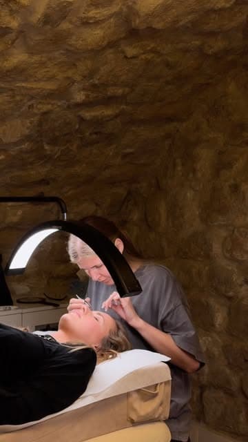 Pose de cils dans la cabine voûtée du salon — réel Instagram