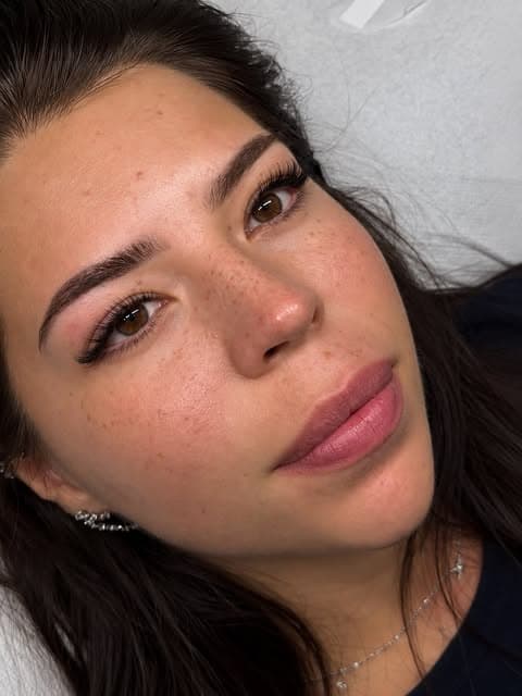 Extensions de cils et sourcils structurés — photo Instagram
