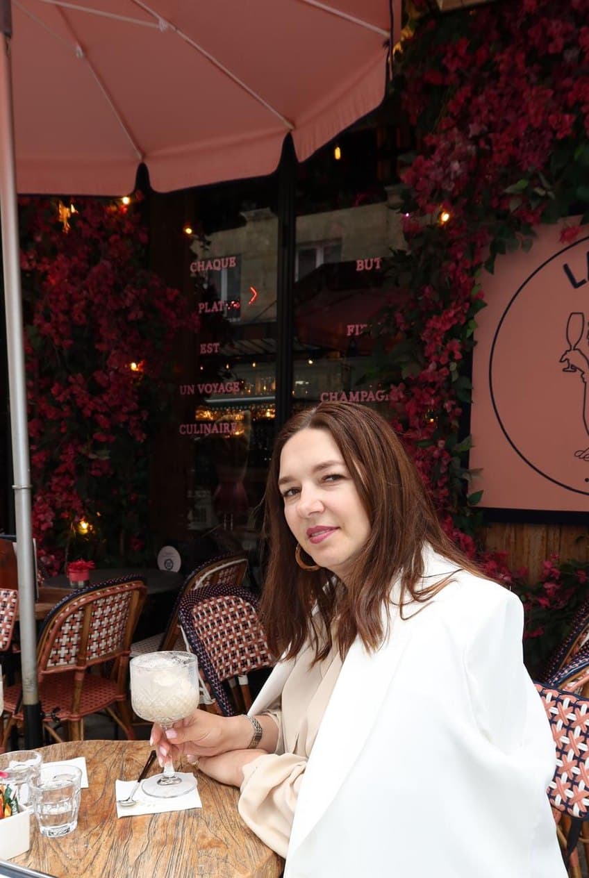 Nadejda Blosenco à une terrasse de café à Saint-Germain