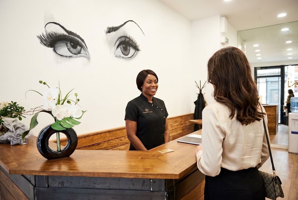 Accueil d'une cliente à la réception